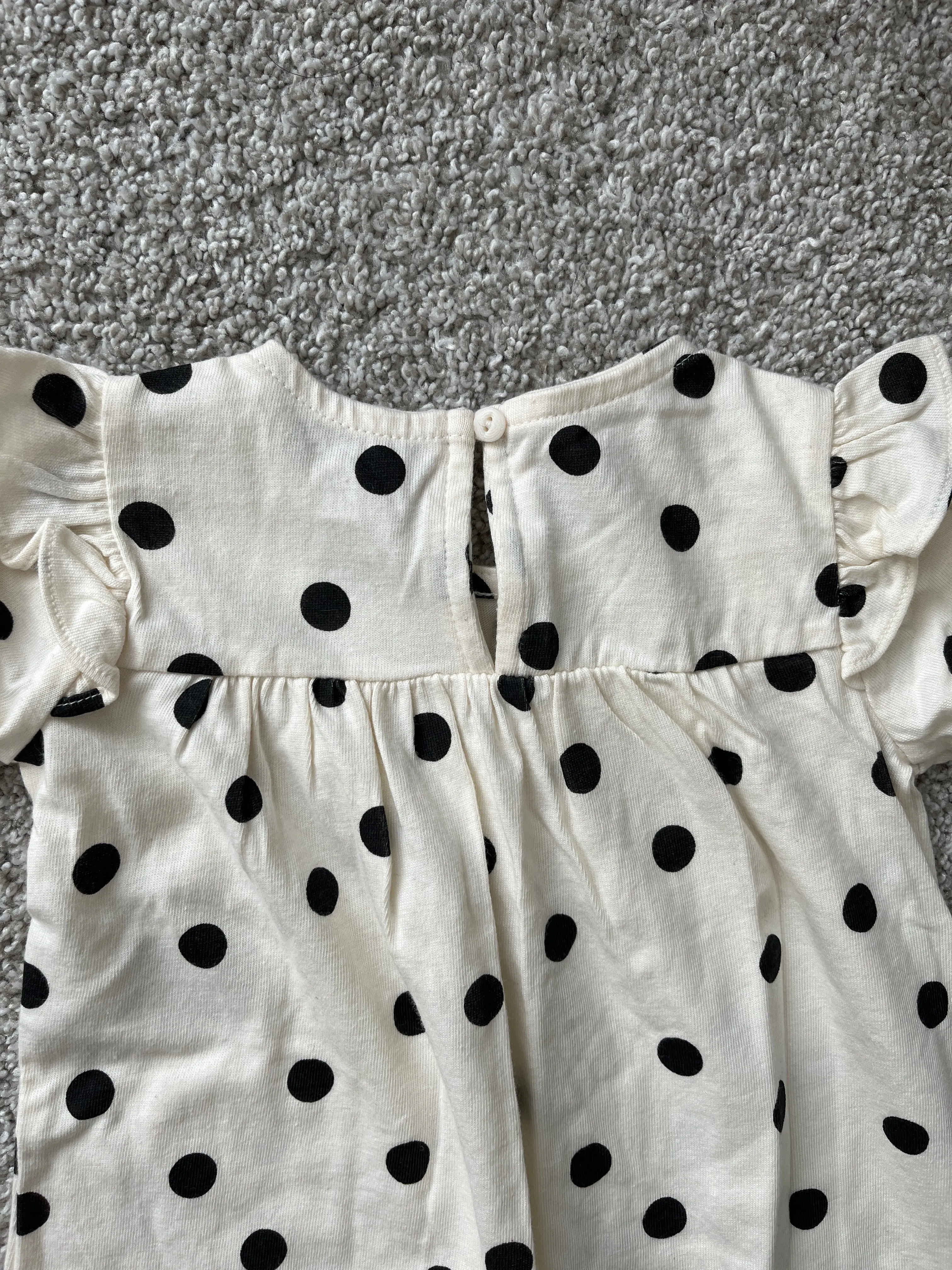 BNWT Long sleeve onesie. 6-12m, Kids 9 Month (6-9M)